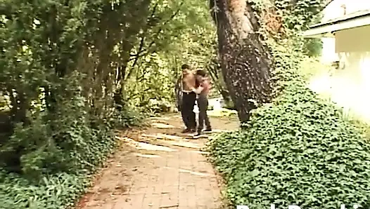 Twink tamircinin arabasını tamir edebilmesi için götünü zonkluyor