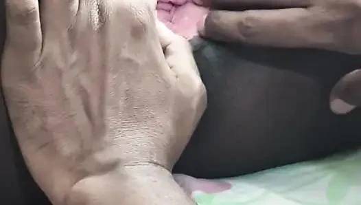 Kocamın yarağı kalkmadı, bu yüzden amına salatalık soktu.
