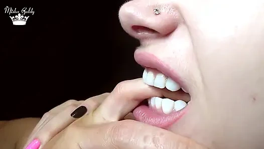 Erkek parmaklarını ve kolunu sert ısırıyor