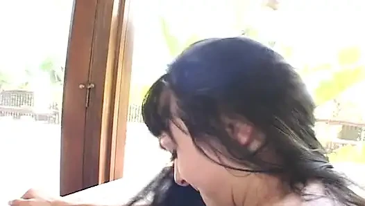 Esmer kız ateşli sikişten sonra büyük bir döl yutuyor