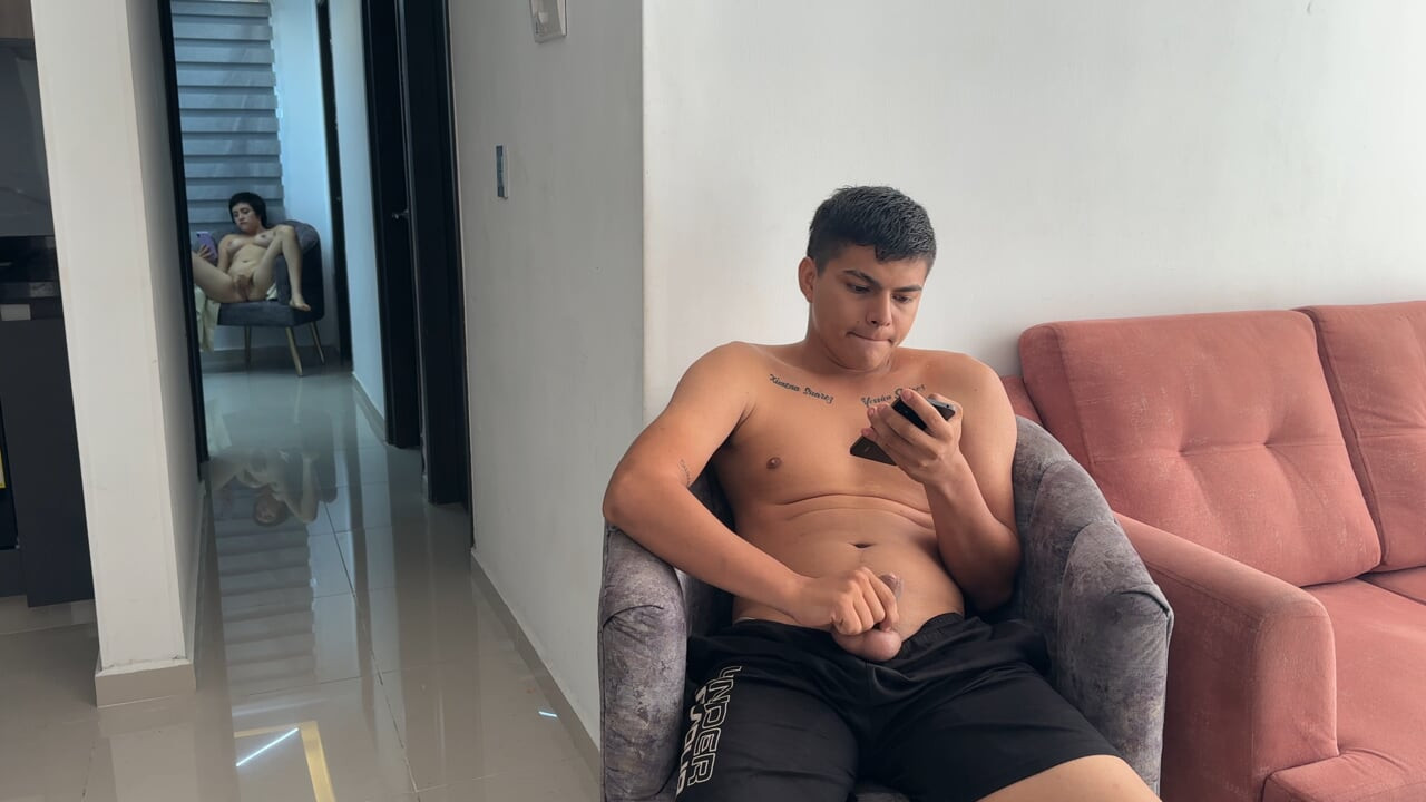 Mastürbasyon yaparken seksi latin üvey kız kardeşimin de yaptığını görüyorum, bu yüzden onu büyük yarağımla sert sikmeye karar veriyorum.