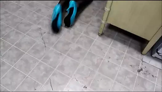 Roxxy anal sürtük cezalandırılır.