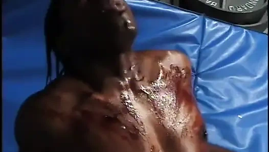 Harika vücutlu siyah azgın sürtükler krem şantiyle kaplı fetiş sikişi yapıyor