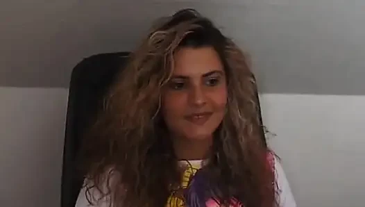 Muhteşem kıvırcık saçlı hatun solo videoda mastürbasyon yapıyor