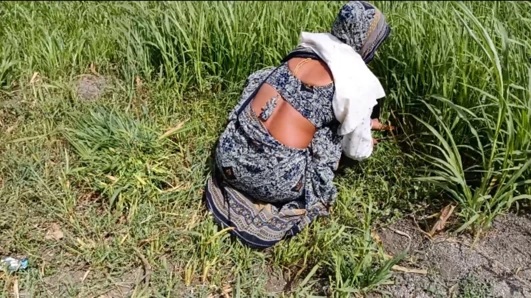 Cutting fodder on the outdoor field, sister-in-law urinating, brother-in-law saw it, brother-in-law made a mod and made a hut to sister-in-law, rubbed and left the kahar.