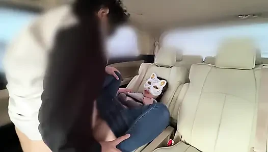 İşe gitmeden önce ikisi arasında araba seks ilişkisi oluyor