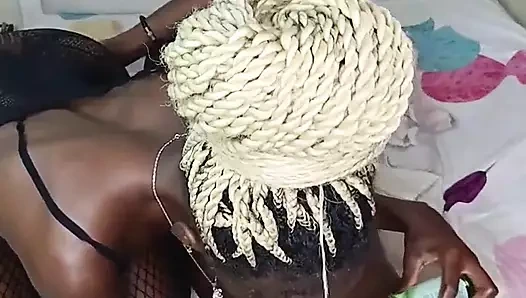 Yaramaz bebek büyük zenci hizmet yapıyor