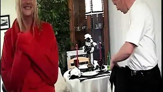 Olgun büyük memeli sürtük kanepede derine almak için bacaklarını aralıyor