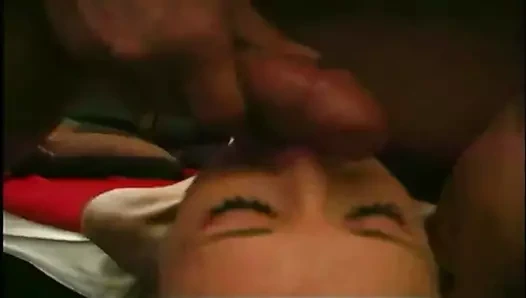 Horoz emme kaltak alır kremsi yüz sonra oral seks