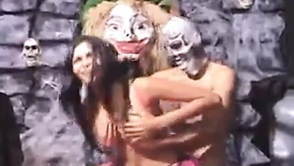 Travesti cadı büyü yapıyor