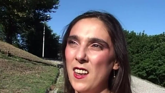 Azgın orta yaşlı seksi kadın açık havada ıslak kanepede sikişiyor