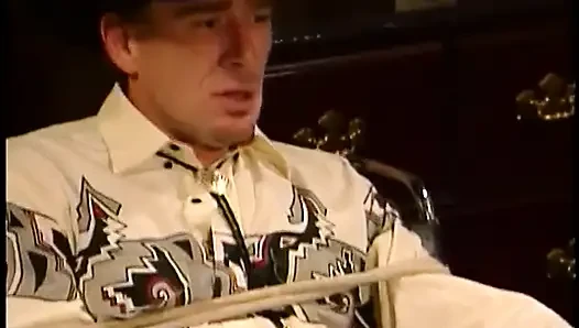 İç çamaşırlı ateşli sarışın kovboy aygırın üstüne çıkıyor