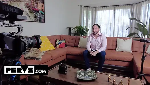 Star Fluffer Leana Lovings учит новобранцу Lacy Tate, как держать талант наготове