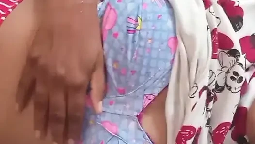 Žena iz Šri Lanke zavodi svog partnera putem video poziva do orgazma Samo ljubav s velikim sisama i mokrom pičkom
