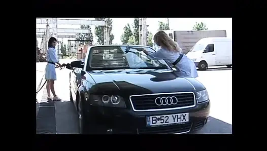 Büyük memeli genç esmer götten sikiliyor ve büyük amatör yarakla ağzına boşalıyor