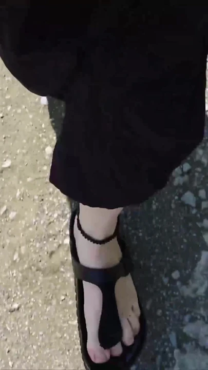 Açık hava siyah kaftanla ve çıplak ayakla siyah Birkenstock'larda
