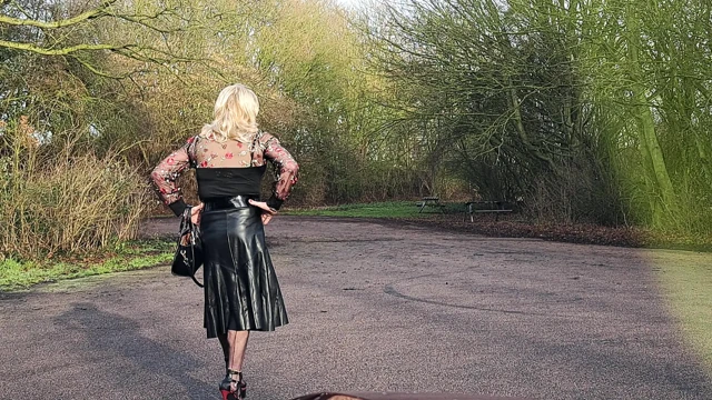 Travesti herkesin içinde yürüyor