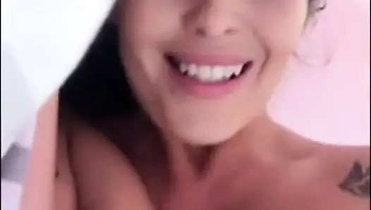 Anne sikinin üzerinde zıplamayı seviyor