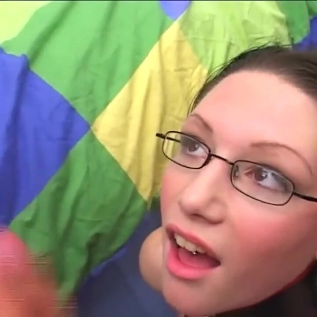 Маленькие сиськи и пухлые соски