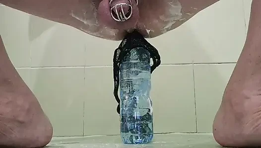 Şişe, kafes ve pirsingli yarak