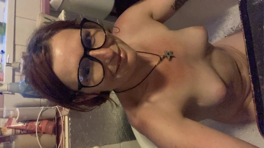 Seksi mükemmel göğüslerimi banyoda terlerken pof'tan mega etli bir adama gönderdiğim bir video