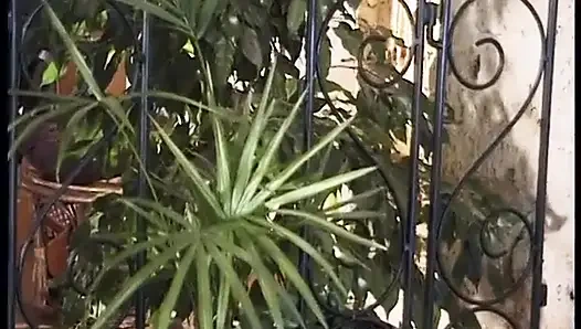 Büyük memeli Arap sürtük parmaklanıyor, sikiliyor ve dölleniyor