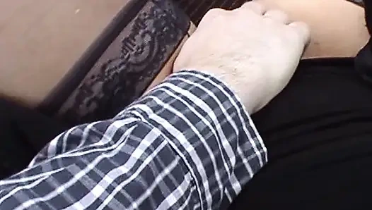 Azgın Fransız orta yaşlı seksi kadın ateşli vajinal sikişten sonra döl yiyor