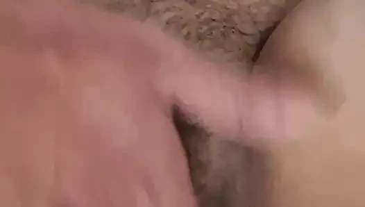 Orta yaşlı seksi kadının amını parmaklıyor