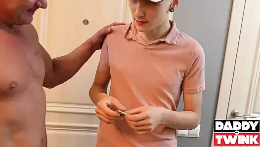 Daddyontwink ateşli twink Adam Keller seksi delik fitness ve Lex Moore tarafından sikiliyor