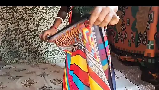 Kırmızı sari içinde alkışlanan teyze, aşkla dolu güzel ve romantik bir an yaratmaya yaklaşıyor anal seks