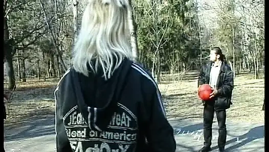 Alman kapılarının arkasında özenle sikiliyor