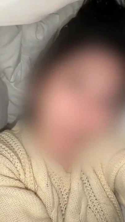 Yakın bir kadın arkadaşının evinde yeni yıl seksi. Neşeli ve eğlenceli bir kadın arkadaşla yatakta seks yapıyor(#400) | Klip 1