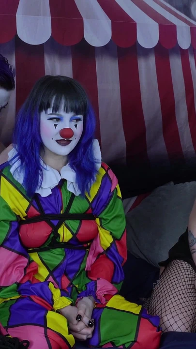 Bts palyaço takım elbisesi esareti