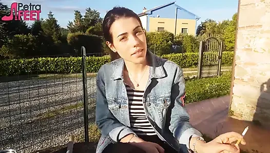 Petra açık havada sigara içiyor