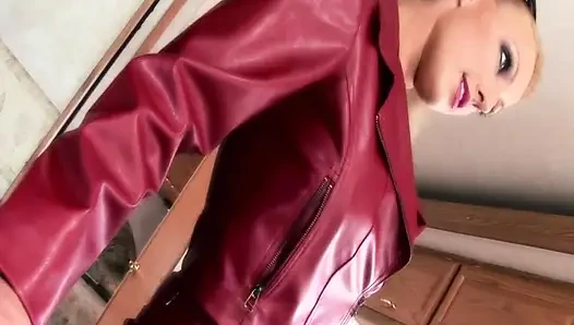 Sarışınları sahne- 1 seksi büyük memeli sarışın karavanda önden ve arkadan sikiliyor