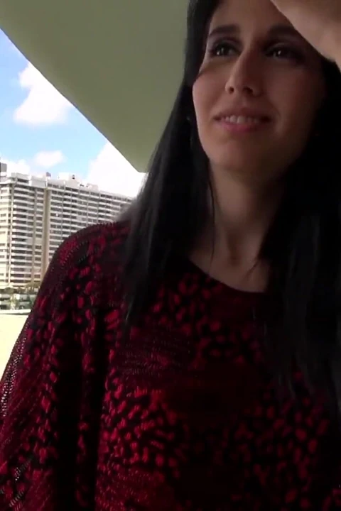Latin seks kasetleri - küçük memeli latin Kimberly'nin ilk ziyareti erkek arkadaşı Juan ile pencereden oral sekse dönüşüyor