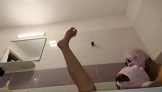 Amatör çift banyo yapıyor, kıllı amcıklı evli kadın, büyük göt, büyük memeler. Amatör anne çıplak yoga yapıyor, kıllı amcık, büyük göt, büyük memeler.