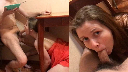 Orta yaşlı seksi köle efendisi için akşam yemeği hazırlıyor ve yemek yerken yarağını masanın altında emiyor - lovessie