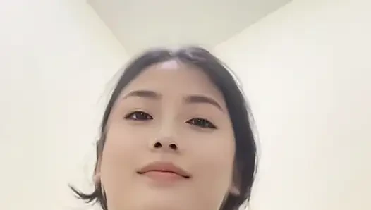 Azgın teyze o kadar tahrik oluyor ki kendi büyük göğüsleriyle oynamaya başlıyor.