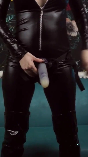 Незабываемый момент из "Трахаю страпоном твою девственную задницу"