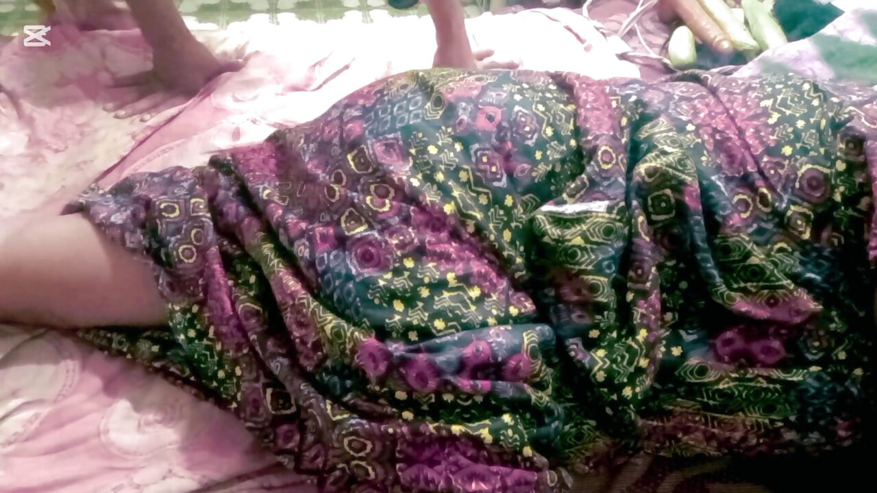 Üvey Sone genç ve seksi üvey annesini boncuk üzerinde sikiyor