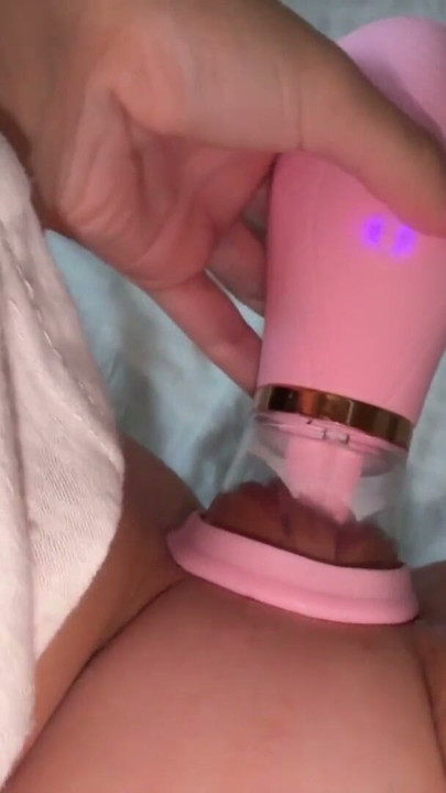 Kız yeni seks oyuncağını deniyor! POV kadın mastürbasyonu! Am Yalama Oyuncağı! Pembe mükemmel am | Bölüm 1