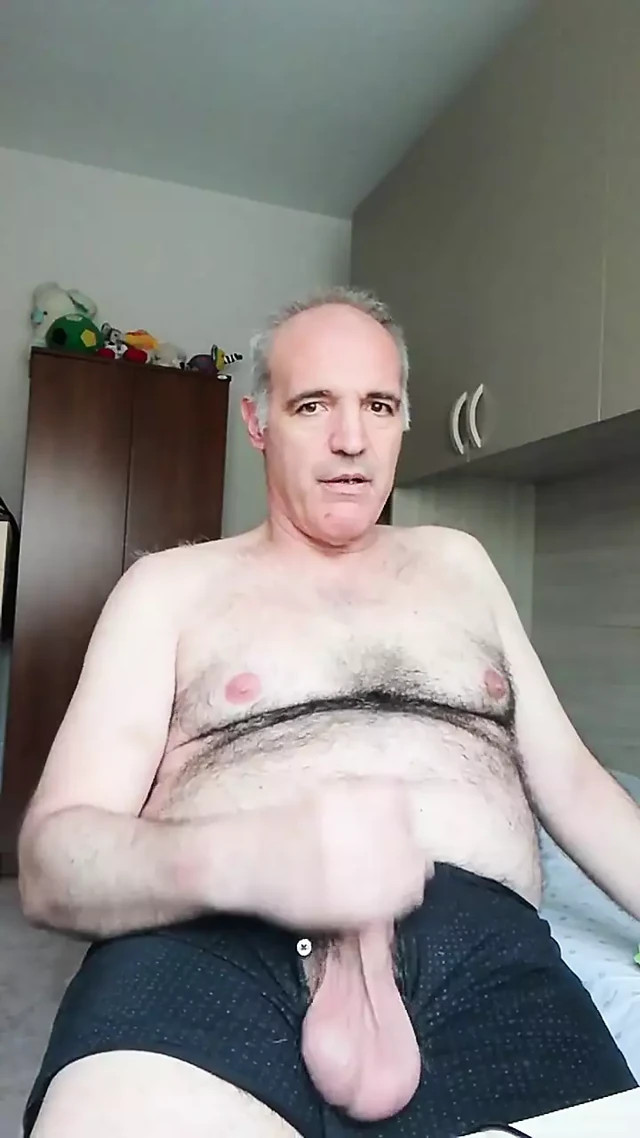 Yaz ortasında işte uzun ve yorucu bir günün ardından sert yarağıma mastürbasyon yapıyorum