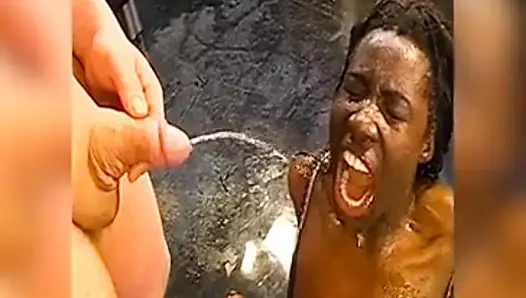 Ağzına Sert Sidik Ve Yutma - Pis Alman Sürtük Doğrudan Kaynaktan Ateşli Sidik Içiyor