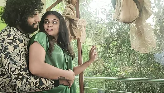 Sharun Raj ile Vaishnavy ateşli şeffaf gecelik romantizmi ve gölge şeffaf gecelik ile vücudunu gösteriyor, Mallu çift gecelik