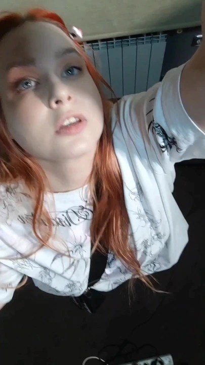 İlginç manzaraya sahip OOTD'ye renk katıyor