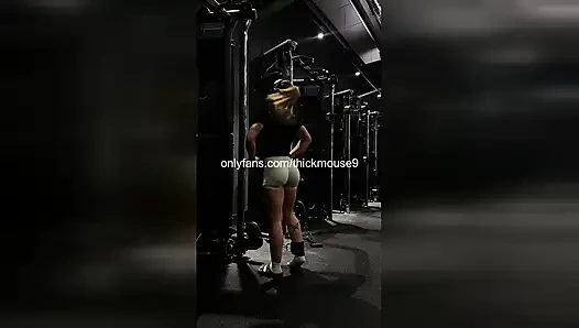 Klein 18-jarig maagdelijk gaatje neukte rauwe deadlift slip