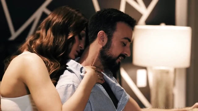 Nuru masajı - trans tori easton yağlı nuru masajı ve sert anal ile erkek arkadaşının stresini hafifletiyor