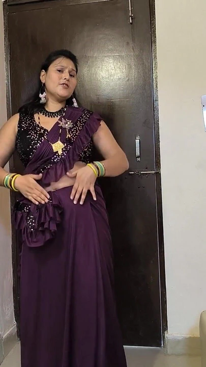 Hintli kadın çıplak dans ediyor