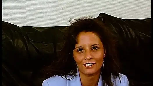 Oyuncu seçmelerinde esmer genç kız amına dildo sokuyor